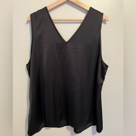 Elegant Black Sleeveless Top with Lace Detail - Picture 8 of 8